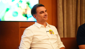 Horário eleitoral reprisa programa de Flávio Bolsonaro que foi ao ar sem som