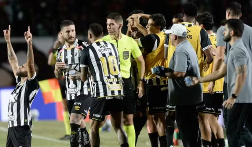Santos vence a primeira fora de casa e coloca o Vitória no Z-4