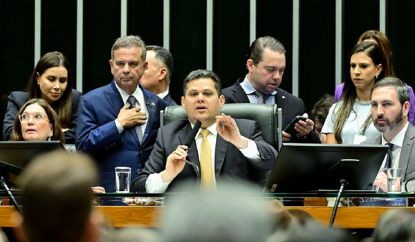 Davi retira trechos de veto à dosimetria de penas; decisão divide parlamentares