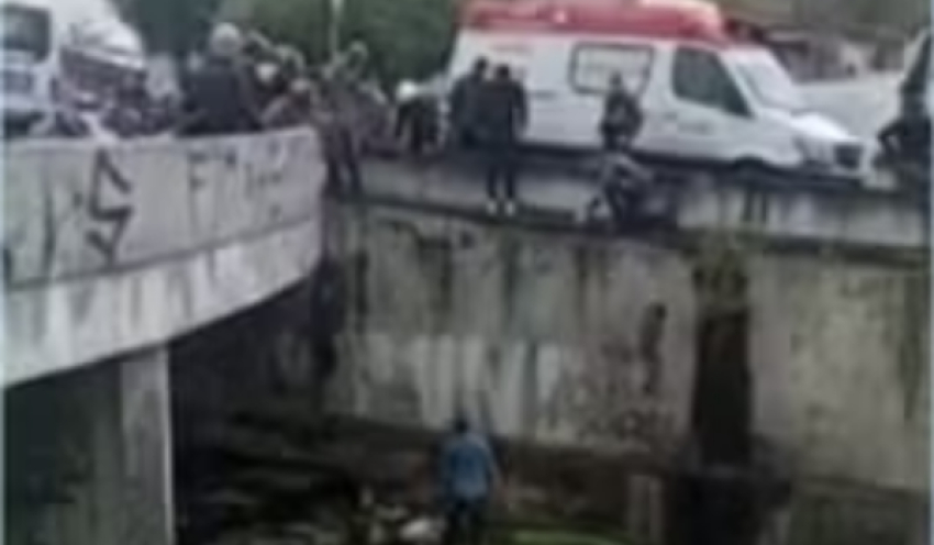 Duas pessoas ficam feridas após motocicleta cair dentro de canal em Campina Grande, na PB