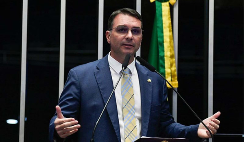 PT diz que Flávio Bolsonaro tem a mesma cultura golpista do pai e estuda ‘medidas cabíveis’