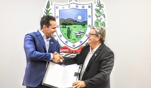 João Azevêdo transmite cargo para Lucas Ribeiro e cumpre missão em Portugal para apresentar potencial turístico e buscar novos investimentos