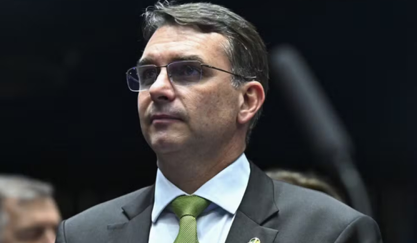 Flávio Bolsonaro critica decisões monocráticas de ministros do STF e diz que insegurança jurídica afasta investimentos