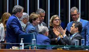 PEC do fim da escala 6x1 passa por 2ª sessão de discussão no Plenário