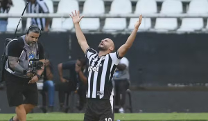 Com tr&ecirc;s de Arthur Cabral, Botafogo vence Corinthians, que termina rodada no Z4 do Brasileir&atilde;o