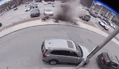 Bueiro explode nos EUA e quase atinge mãe e crianças que andavam pela calçada