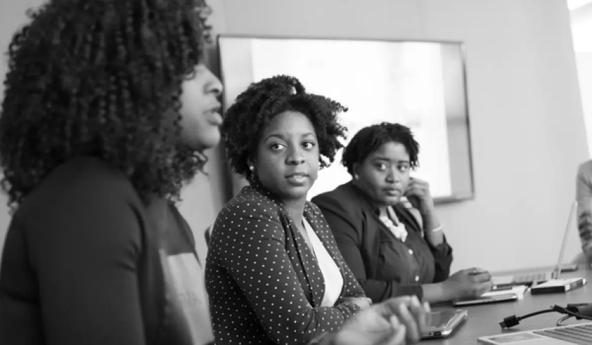 Desemprego entre mulheres negras jovens chega a 24,7%, aponta estudo