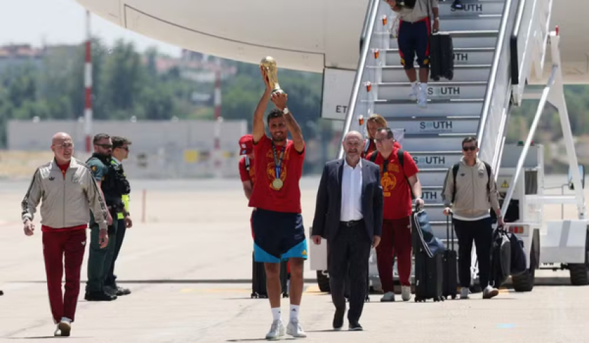 Espanha chega a Madri com taça da Copa e terá dia de festa pelas ruas da cidade