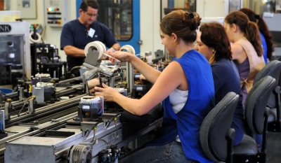 Produção industrial cresce 0,9% em março, diz IBGE