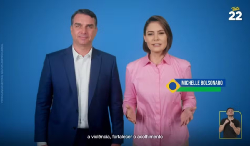 Flávio Bolsonaro e Michelle aparecem juntos em propaganda eleitoral