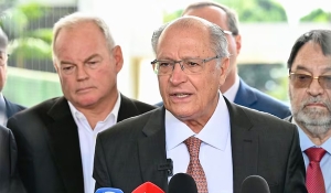 Alckmin diz que governo avalia novas medidas de crédito e programa trabalhista para RS