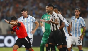 Racing vence o Botafogo na Argentina e abre vantagem para a volta da Recopa