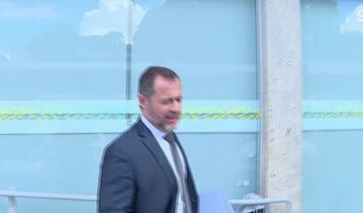 Na véspera de depoimento para a PF, Bolsonaro entrega terceiro kit de joias