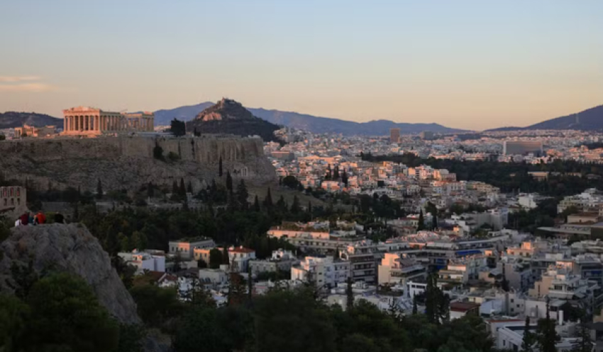Homem esfaqueia turistas perto da Acrópole em Atenas, na Grécia, e deixa 2 feridos