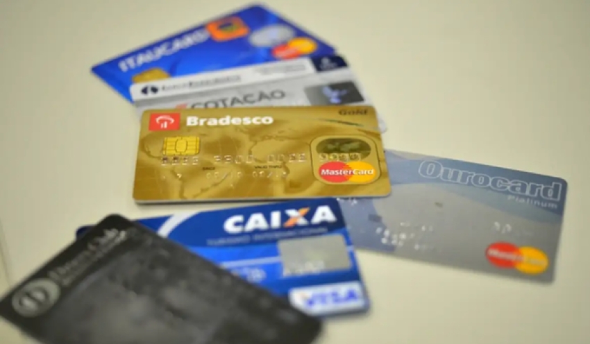 Juros do cartão de crédito rotativo avançam e chegam a 445% ao ano