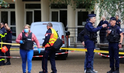Homem ataca escola na França, esfaqueia alunos e mata professor
