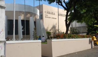 Homem armado com faca invade gabinete de vereador em João Pessoa