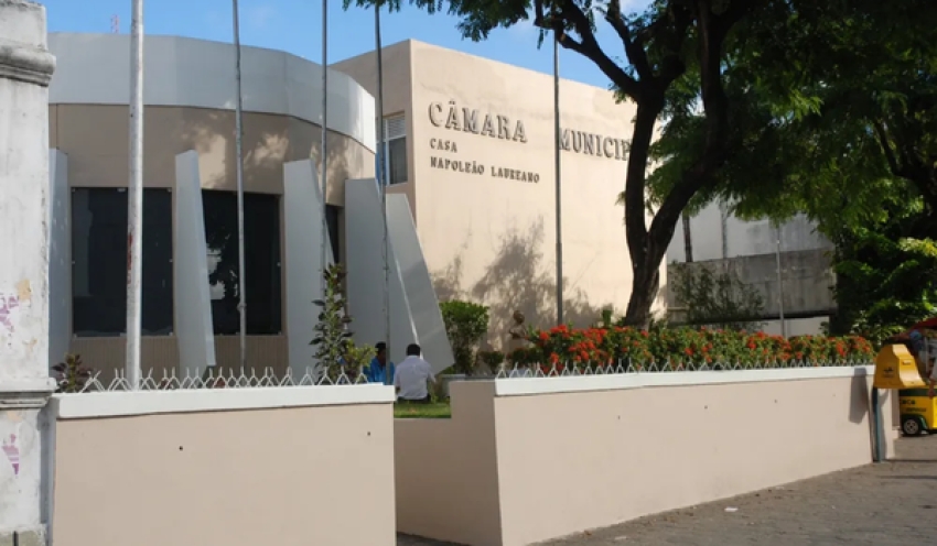 Homem armado com faca invade gabinete de vereador em João Pessoa