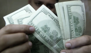 Dólar cai a R$ 4,98 e acumula perda de 4,44% na semana