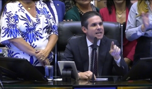 Motta dá &#039;bronca&#039; em deputados após briga no plenário sobre denúncia contra Bolsonaro