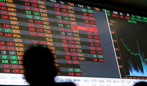 Dólar cai a R$ 5, e bolsa sobe quase 8% após primeiro turno