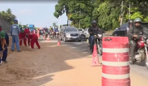Deslizamento de barreira na Castelo Branco deixa trânsito lento na BR-230, em João Pessoa