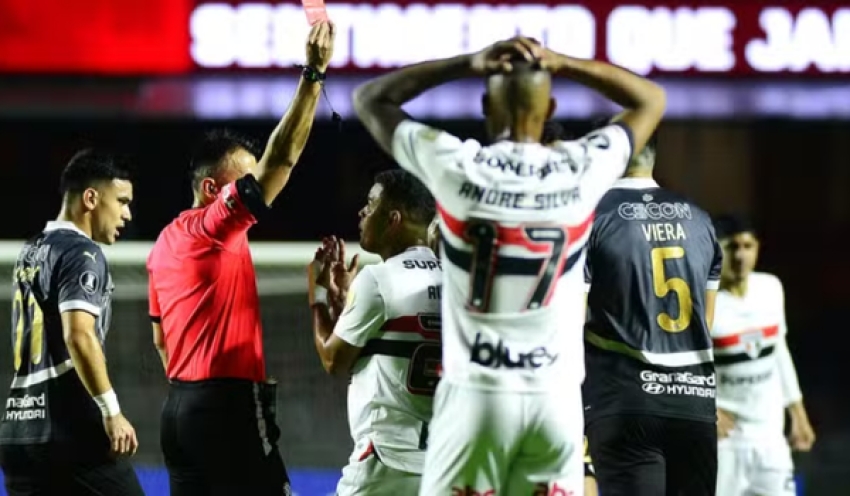 Com um a menos, São Paulo empata e se classifica para mata-mata da Libertadores