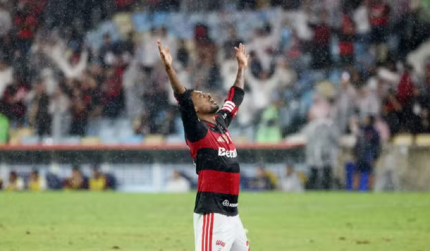 Flamengo vence os reservas do Corinthians e mantém a liderança do Brasileirão