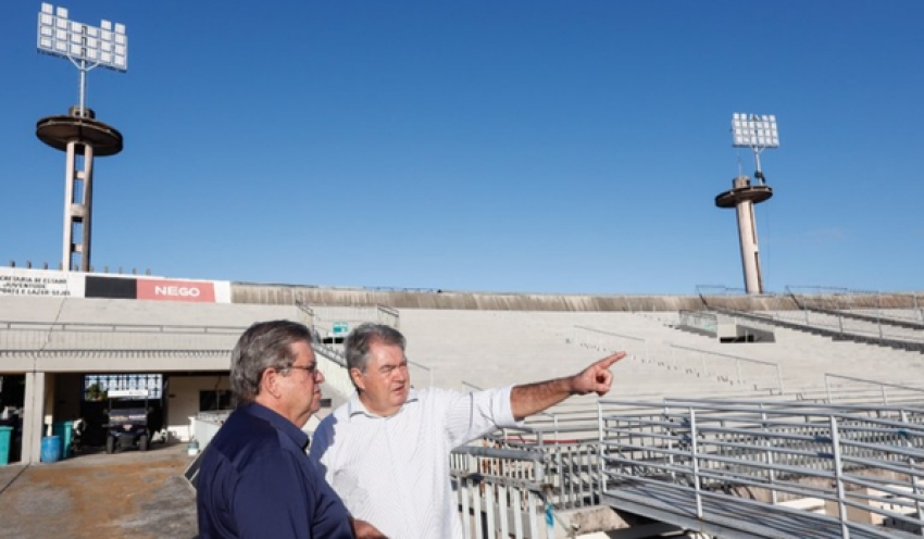 João Azevêdo inspeciona instalação de novo sistema de iluminação do Almeidão e destaca investimentos para fortalecer o esporte