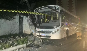 Motorista perde controle de ônibus e poste é partido no meio após colisão no Retão, em João Pessoa