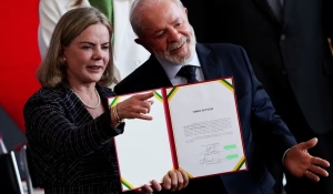 Lula diz a Alcolumbre e Motta que quer ter boa relação e, por isso, colocou &#039;mulher bonita&#039; na articulação política