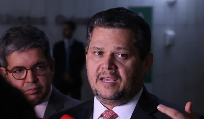 Alcolumbre mantém PEC 6x1 travada em semana esvaziada no Senado