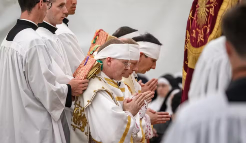 Vaticano exclui grupo ultraconservador da Igreja Católica e excomunga bispos