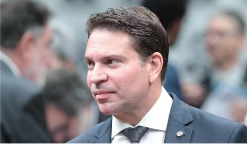 Motta comunica STF sobre decisão da Câmara que suspende processo contra Ramagem por tentativa de golpe