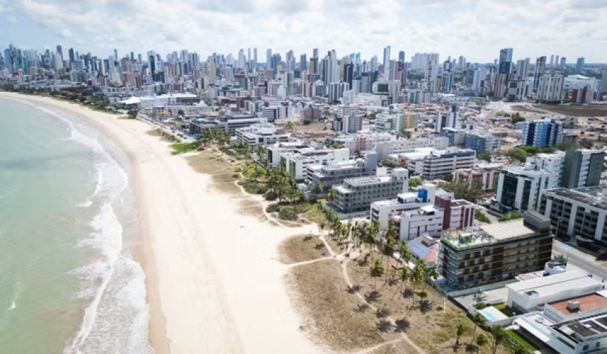 Justiça exige comprovação da capacidade da rede de esgoto para novas ligações na orla de João Pessoa.
