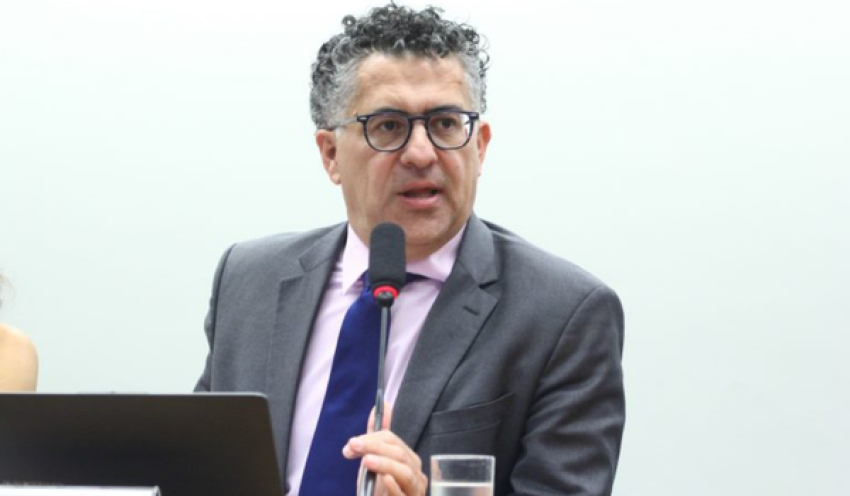 Escala 6x1: falta decidir se haverá compensação para empresas, diz presidente da comissão