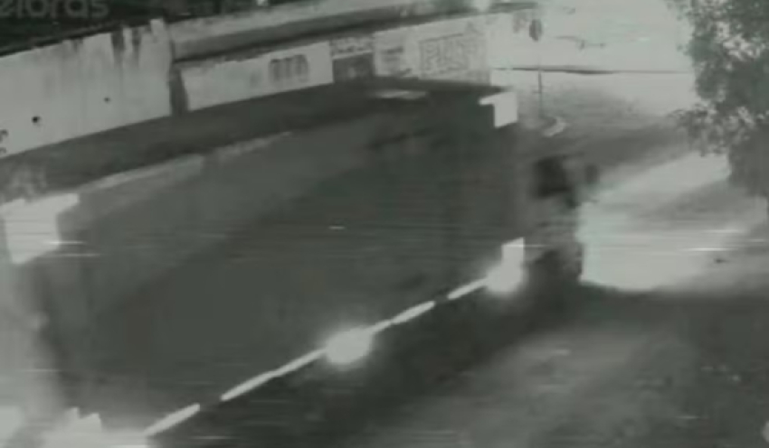 Mulher morre após perder o controle de moto e colidir com caminhão, na PB