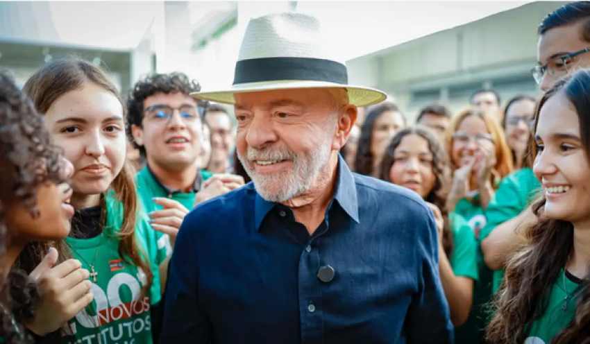 "Quem tinha que aumentar a taxa seríamos nós", diz Lula sobre EUA
