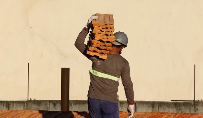 IBGE: salário na construção recua 22% em 2023, na comparação com 2014