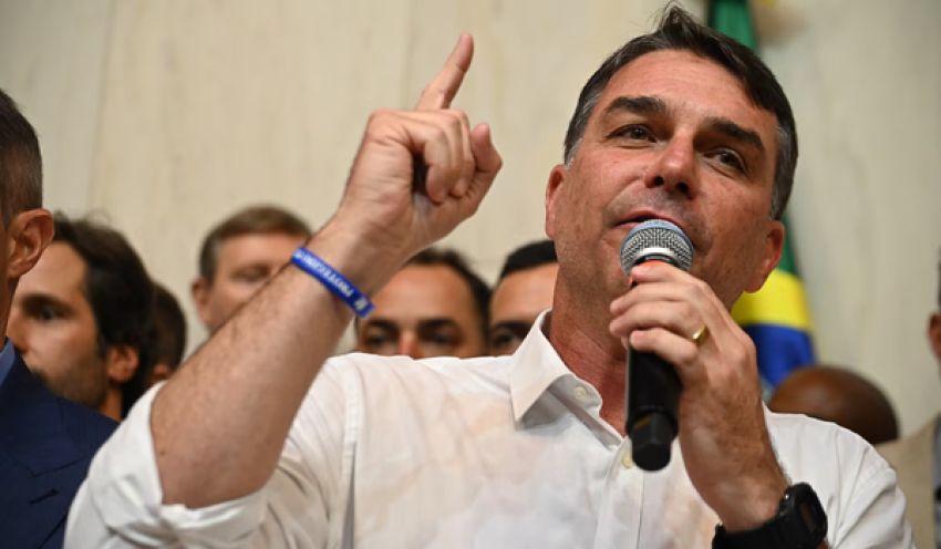 Em reunião com embaixadores, Flávio Bolsonaro pede ‘observadores’ para eleições