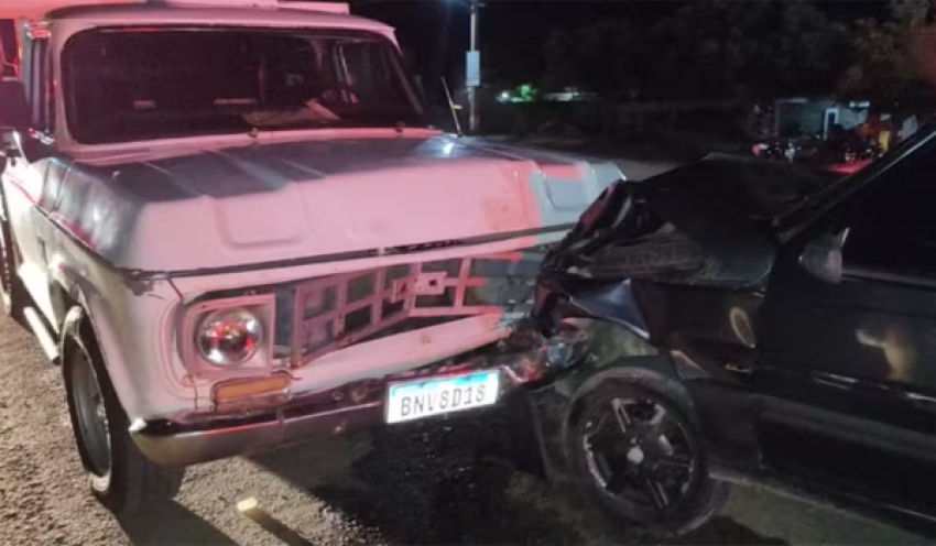 Mulher morre e homem fica ferido em acidente entre carro e caminhonete no Sertão da Paraíba