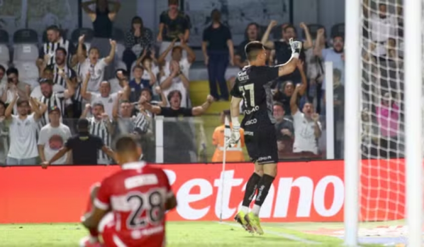 Brazão pega pênalti no fim do jogo, e Santos e CRB empatam na Vila Belmiro