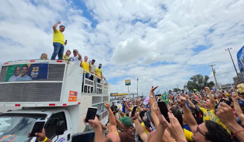 No agreste alagoano, Flávio Bolsonaro diz querer debater com Lula