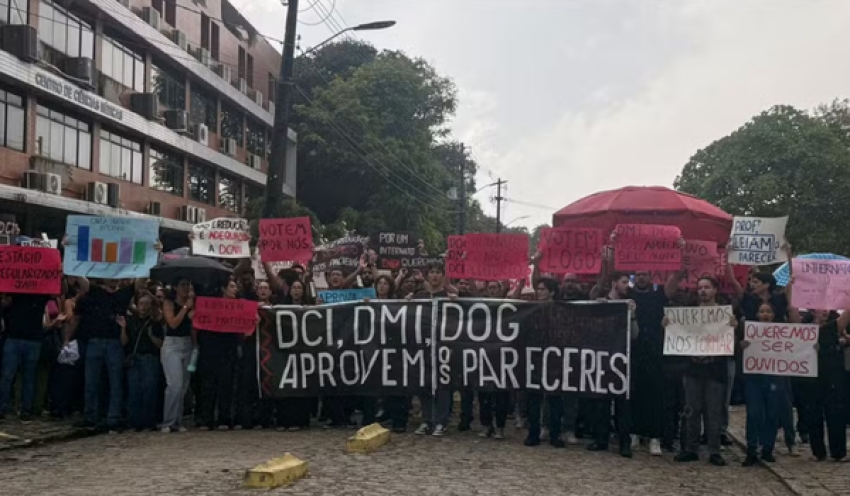 Estudantes de medicina da UFPB protestam contra superlotação em internato, em João Pessoa