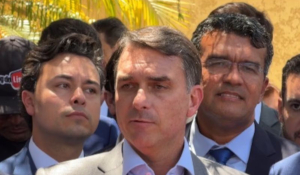 Flávio Bolsonaro faz aceno a Augusto Cury, de olho em mais de 3 mi de votos