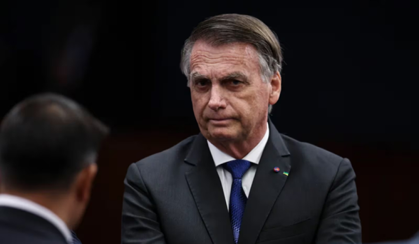 Moraes decide neste mês se Bolsonaro segue em domiciliar e sob restrições políticas