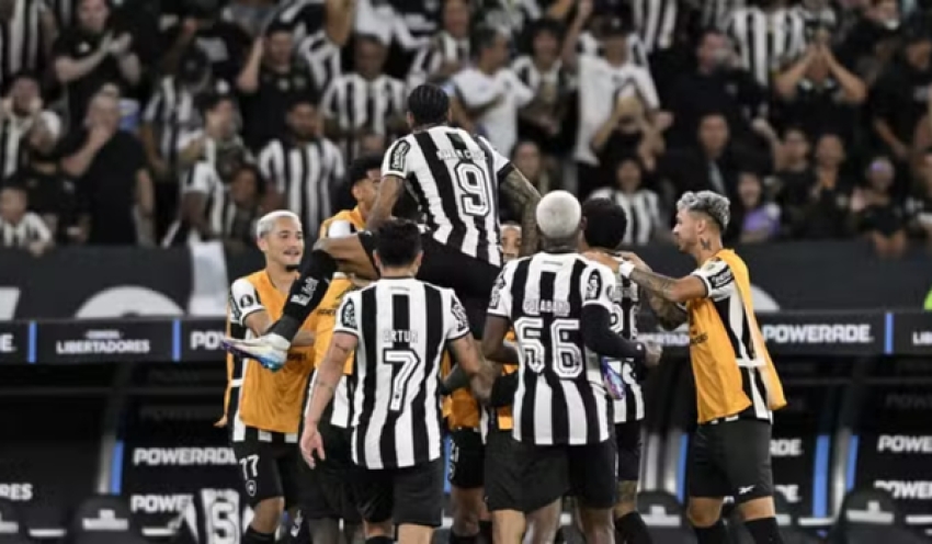 Artur faz golaço e garante vitória do Botafogo sobre o Estudiantes na Libertadores