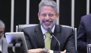 Arthur Lira consulta aliados sobre ida para ministério
