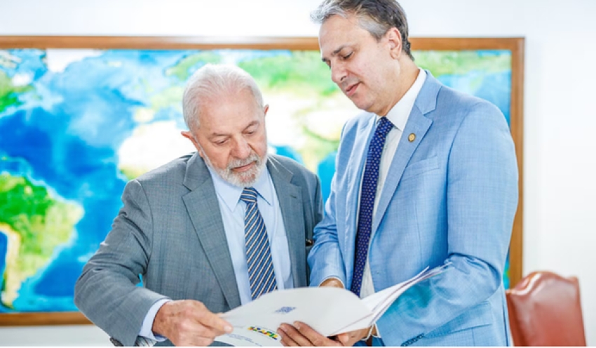 Lula assina nova regulamentação do EaD: medicina e direito não poderão ter aulas 100% online