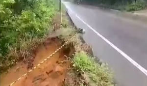 Trecho da rodovia PB-018 é interditado por risco de deslizamento, no Conde, na Paraíba